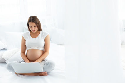 Mãe grávida a escrever um blog