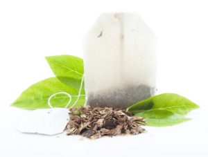 Saqueta de infusão de chã verde sobre fundo branco