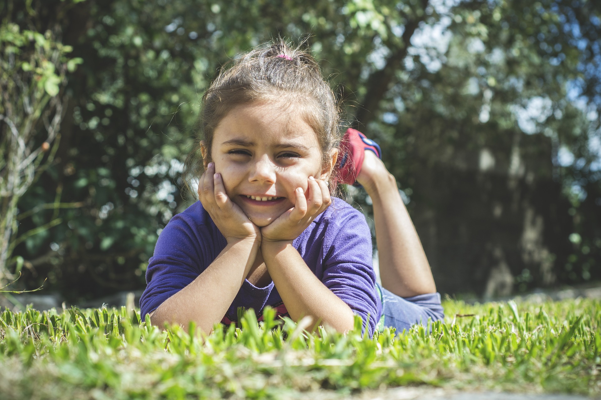 menina feliz em espaço verde