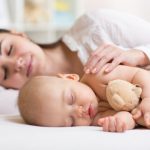 Bebé e o peluche