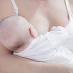 Mulher grávida a amamentar sem dor