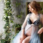 Mulher grávida em uma sessão fotográfica durante a gravidez