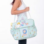 Mulher com uma Bolsa do bebé