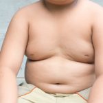 alimentar uma criança com obesidade infantil