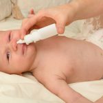 aplicar no nariz do bebé soro fisiológico