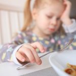 Devemos obrigar criança a comer