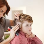 falar com os seus filhos sobre os piolhos