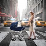 Devo cobrir o carrinho do bebé com a fralda? Conheça os riscos