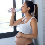 Consumo insuficiente de água na gravidez: conheça os riscos