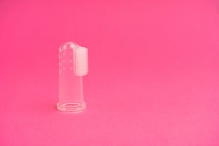 dedeira higiene oral das gengivas do bebe