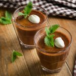 Receita de mousse de hortelã e chocolate saudável para crianças