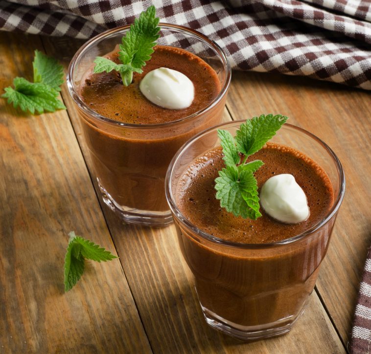 Receita de mousse de hortelã e chocolate saudável para crianças