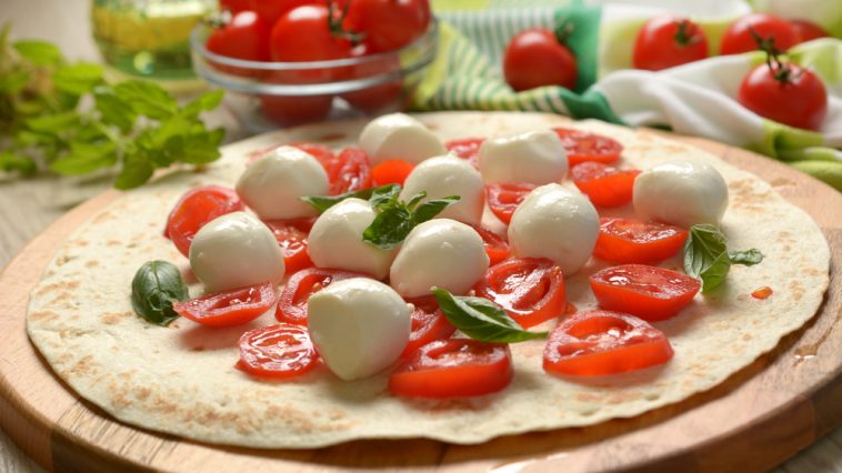 Receita de piza vegetariana de tomate cherry e cogumelos saudável para crianças