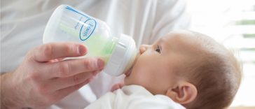 Biberão em vidro ou plástico