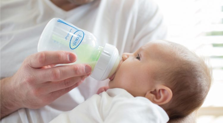 Biberão em vidro ou plástico