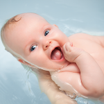 bebé com dermatite atópica